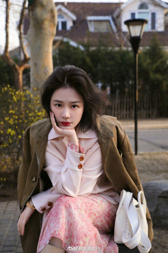 马思纯春日街拍ootd~ 粉色碎花裙 棕色外套造型……_高清图集_新浪网