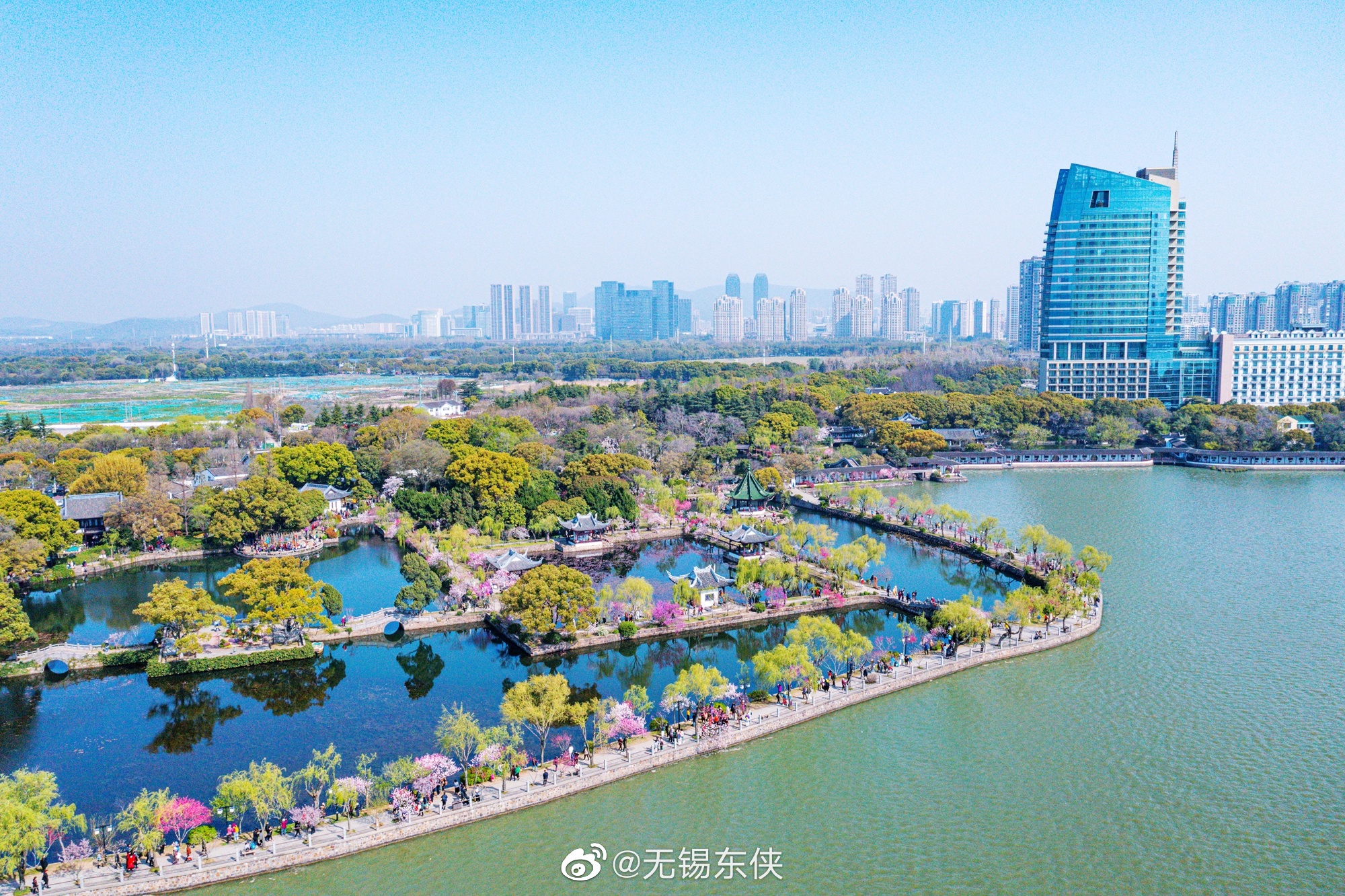 最美的人间四月天来了,无锡蠡园三面环水,远眺翠嶂连绵……__财经头条