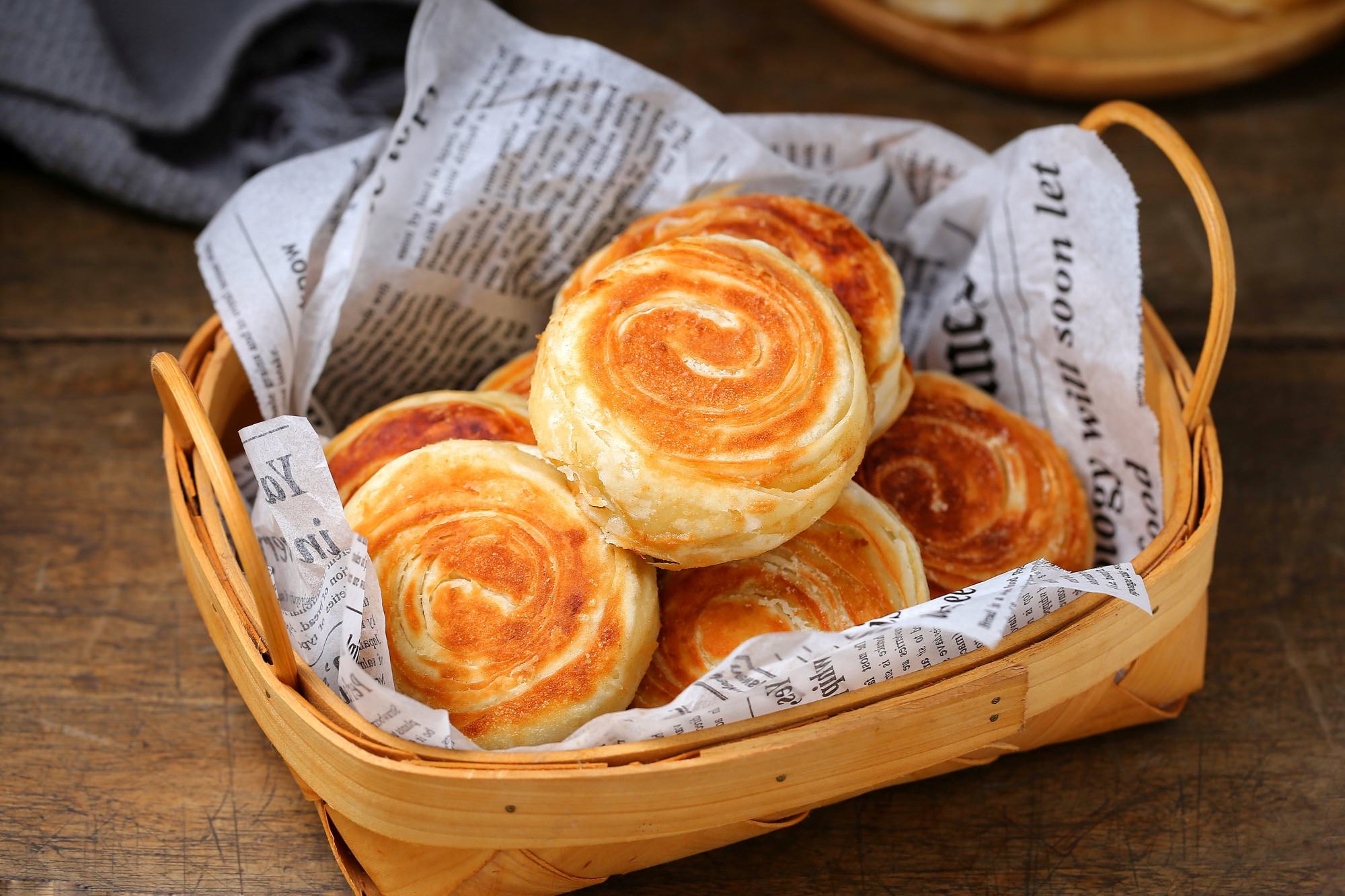 小贴士:制作油酥时油温要稍微高一些,用花生油和大豆油都可以做油酥