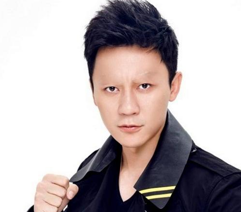 李晨没有了"眉毛"还是非常帅气的,和以上几位比起来,简直帅哭了!