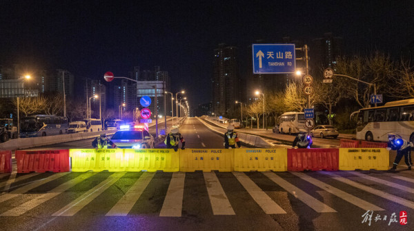 警方封闭各区交界路口，4月1日3时起，上海浦西地区实施封控，开展核酸筛查休闲区蓝鸢梦想 - Www.slyday.coM