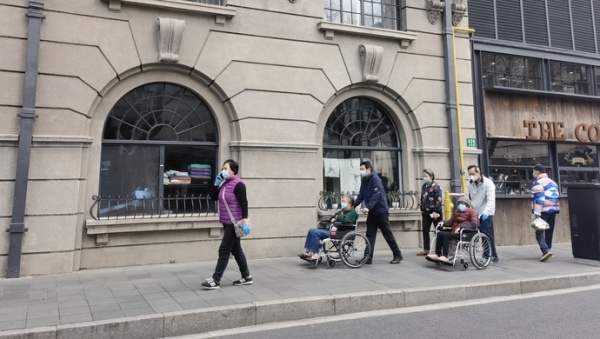 疫情中的上海，武康大楼下一支特殊的“车队”休闲区蓝鸢梦想 - Www.slyday.coM