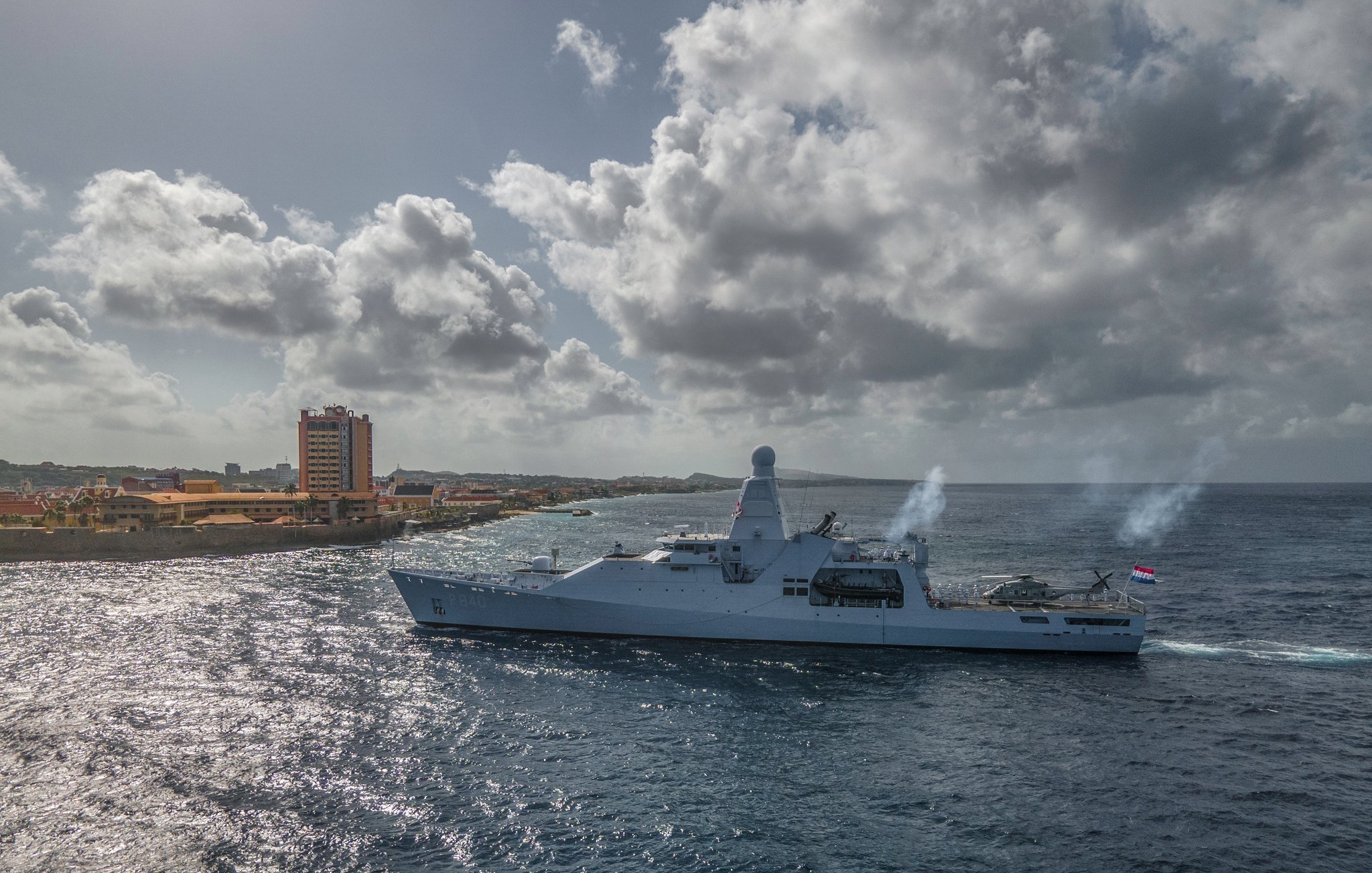 科幻漂亮前卫的荷兰海军轻型护卫舰荷兰号进入港口_高清图集_新浪网