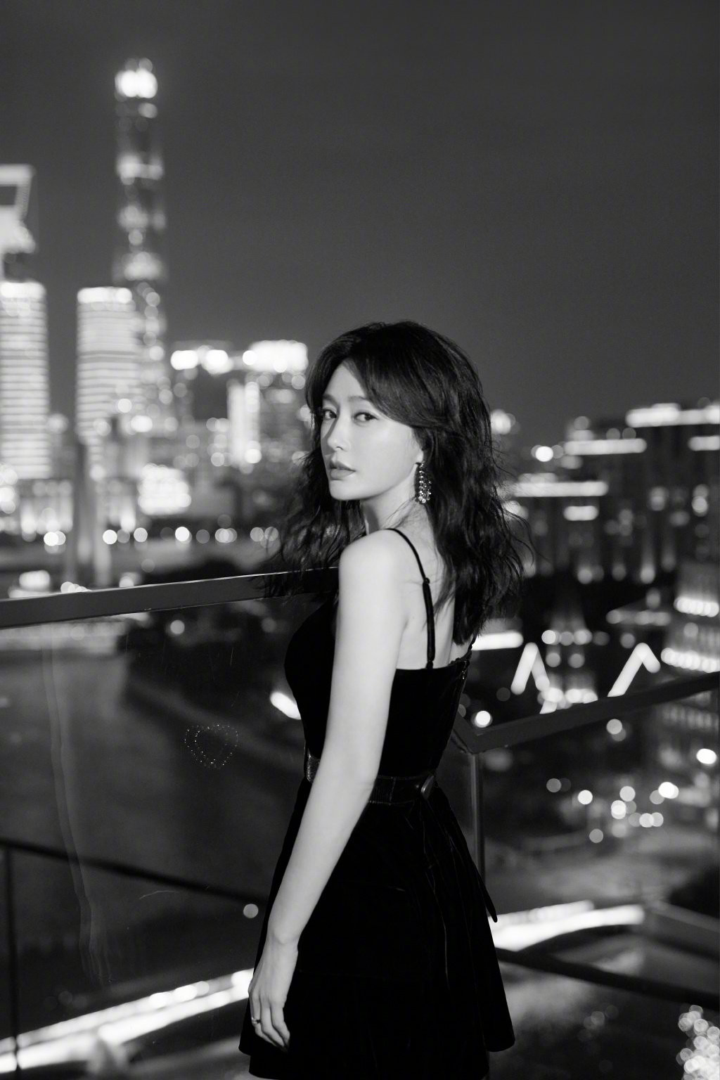 秦岚一身优雅魅惑的黑色系look,皮质腰带,蝴蝶结丝带高跟_高清图集