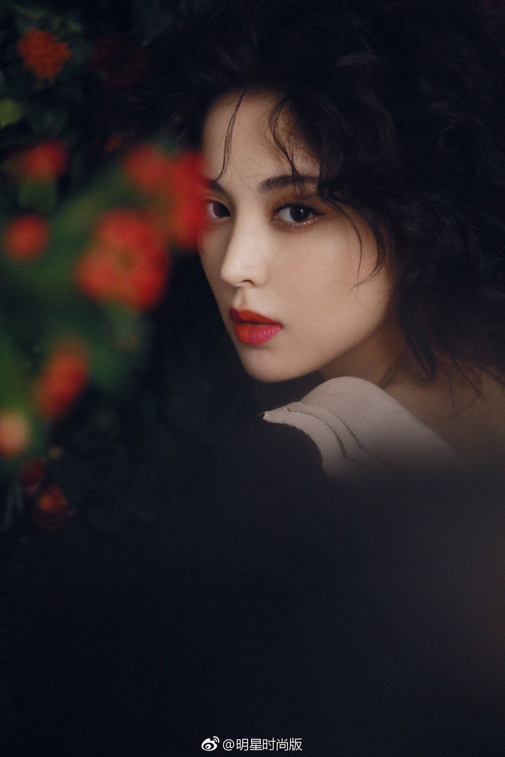 古力娜扎 复古写真 一头卷发 红唇美艳 美丽动人