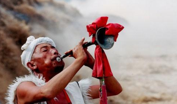 最大的唢呐叫"青山蟒",要五个人才吹得响,被称为唢呐之王