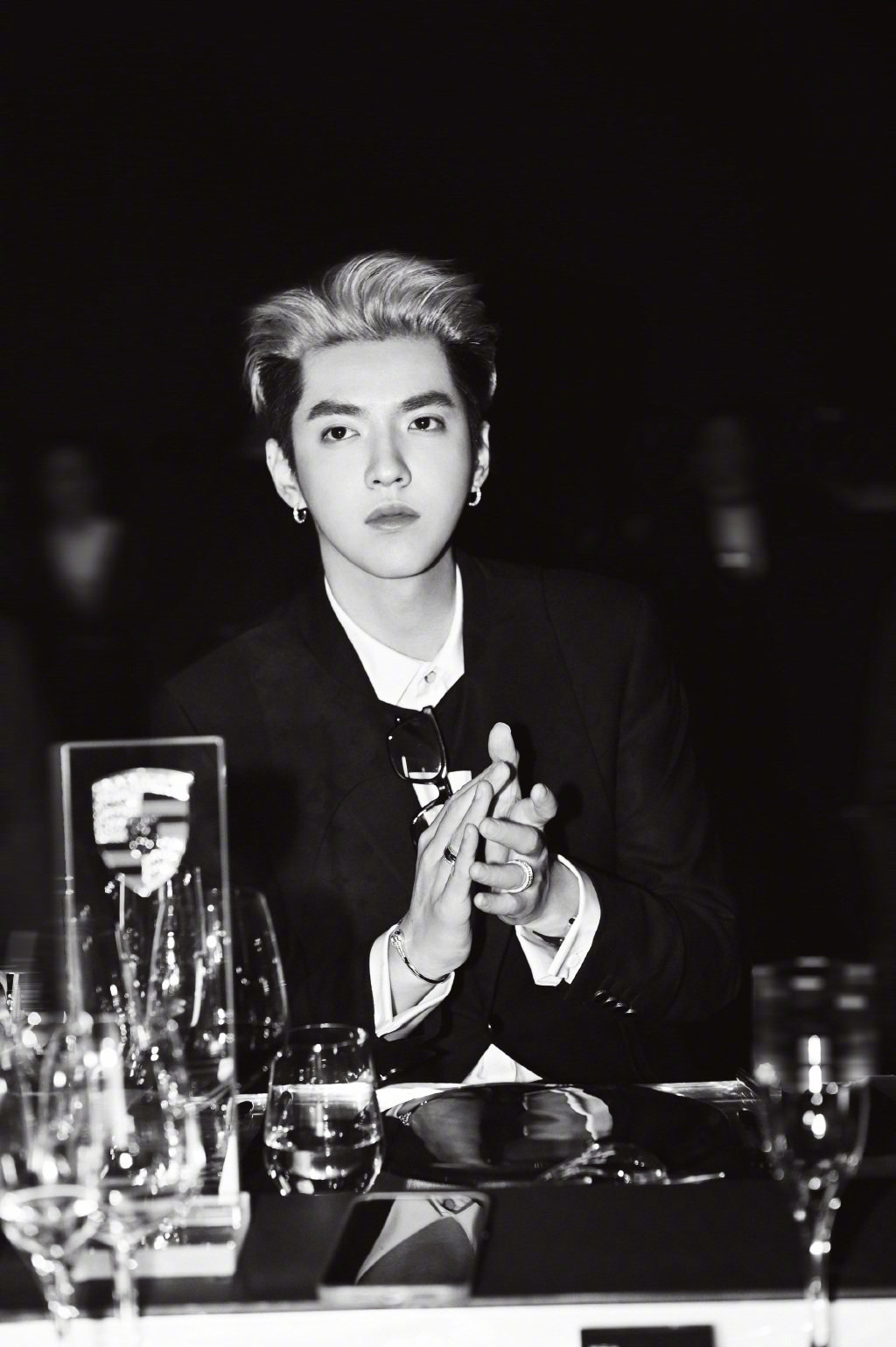 吴亦凡由银发赛车手换上西装变身贵公子