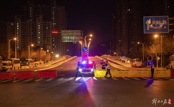 警方封闭各区交界路口，4月1日3时起，上海浦西地区实施封控，开展核酸筛查休闲区蓝鸢梦想 - Www.slyday.coM