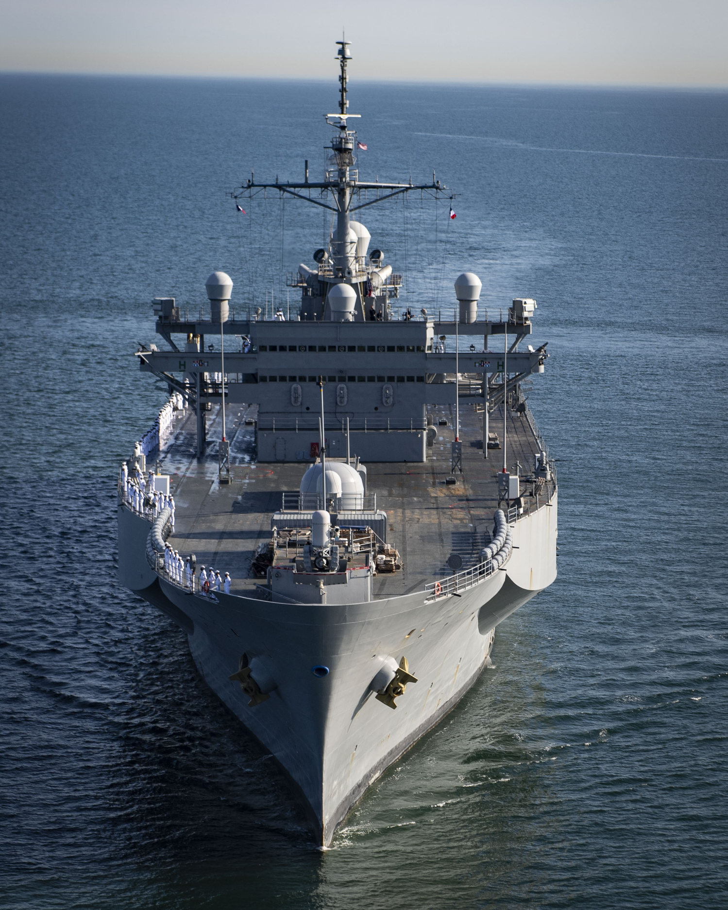 美国海军两栖指挥舰"惠特尼山"号两栖指挥舰属于蓝桥级两栖指挥舰