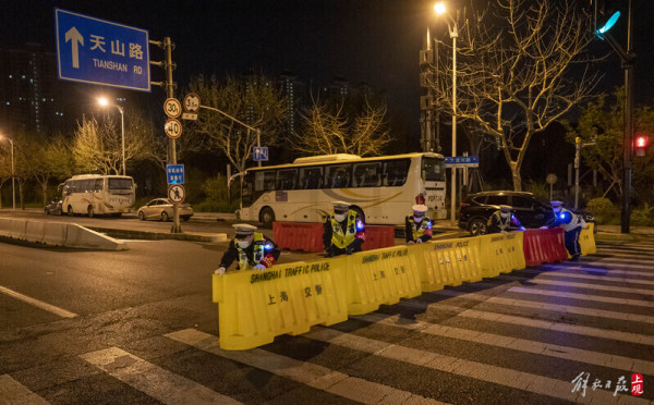 警方封闭各区交界路口，4月1日3时起，上海浦西地区实施封控，开展核酸筛查休闲区蓝鸢梦想 - Www.slyday.coM