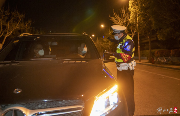警方封闭各区交界路口，4月1日3时起，上海浦西地区实施封控，开展核酸筛查休闲区蓝鸢梦想 - Www.slyday.coM