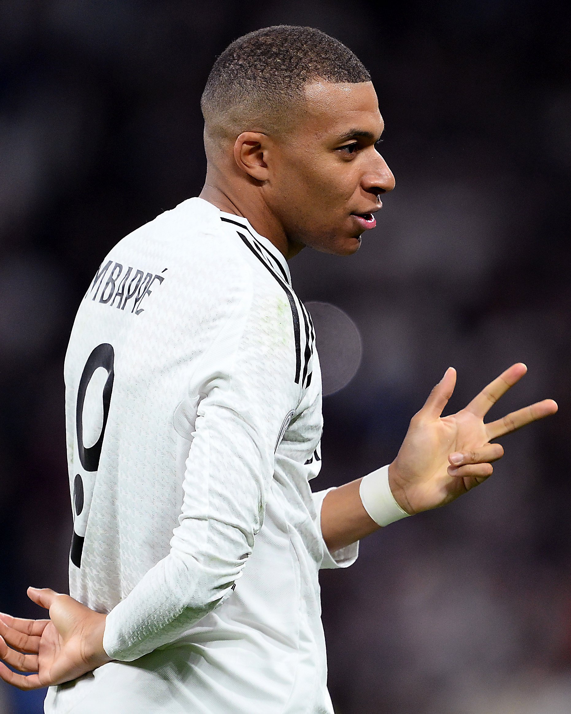 姆巴佩一剑封喉！皇家马德里客场2-1力克阿拉维斯，紧追巴萨