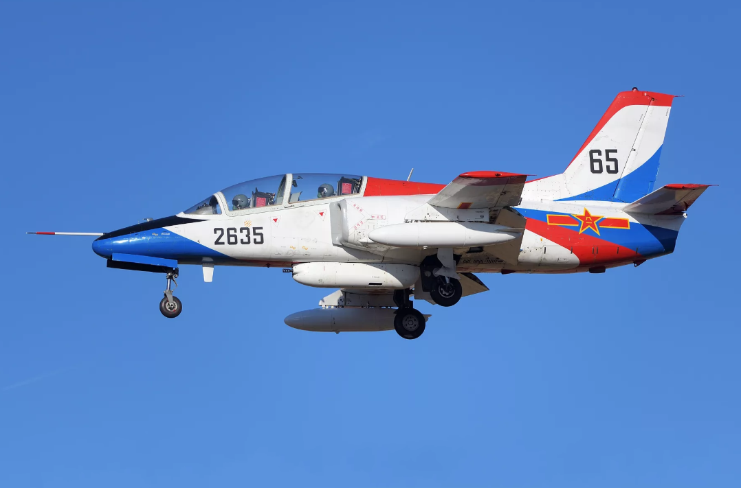 k-8系列教练机名气强于枭龙,远销亚非多国,以性能凸显强大实力