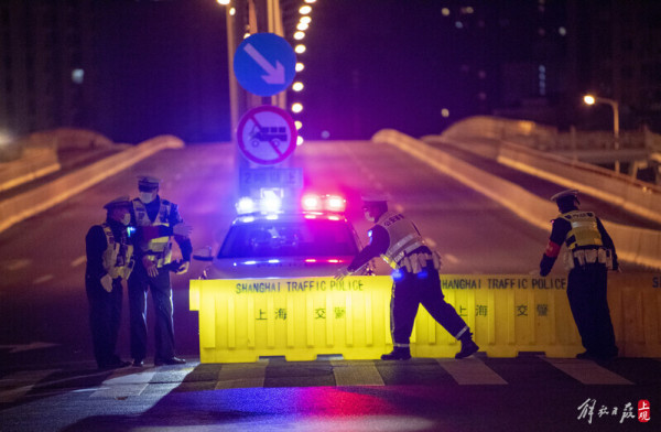 警方封闭各区交界路口，4月1日3时起，上海浦西地区实施封控，开展核酸筛查休闲区蓝鸢梦想 - Www.slyday.coM