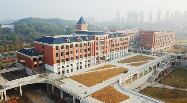 建设中的枫溪学校(航拍) 戴凛/摄芦淞区人大代表闵昆鹏介绍,随着城市
