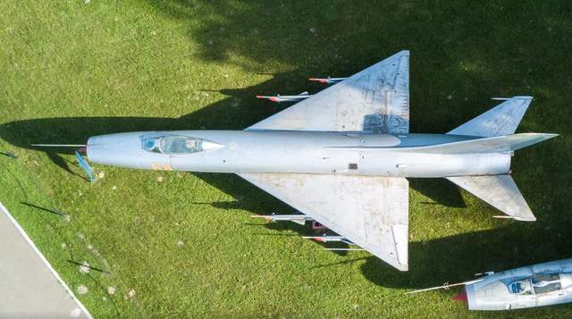 苏11借鉴苏9设计特征,以拦截轰炸机为重任,被称作飞行钢管 !