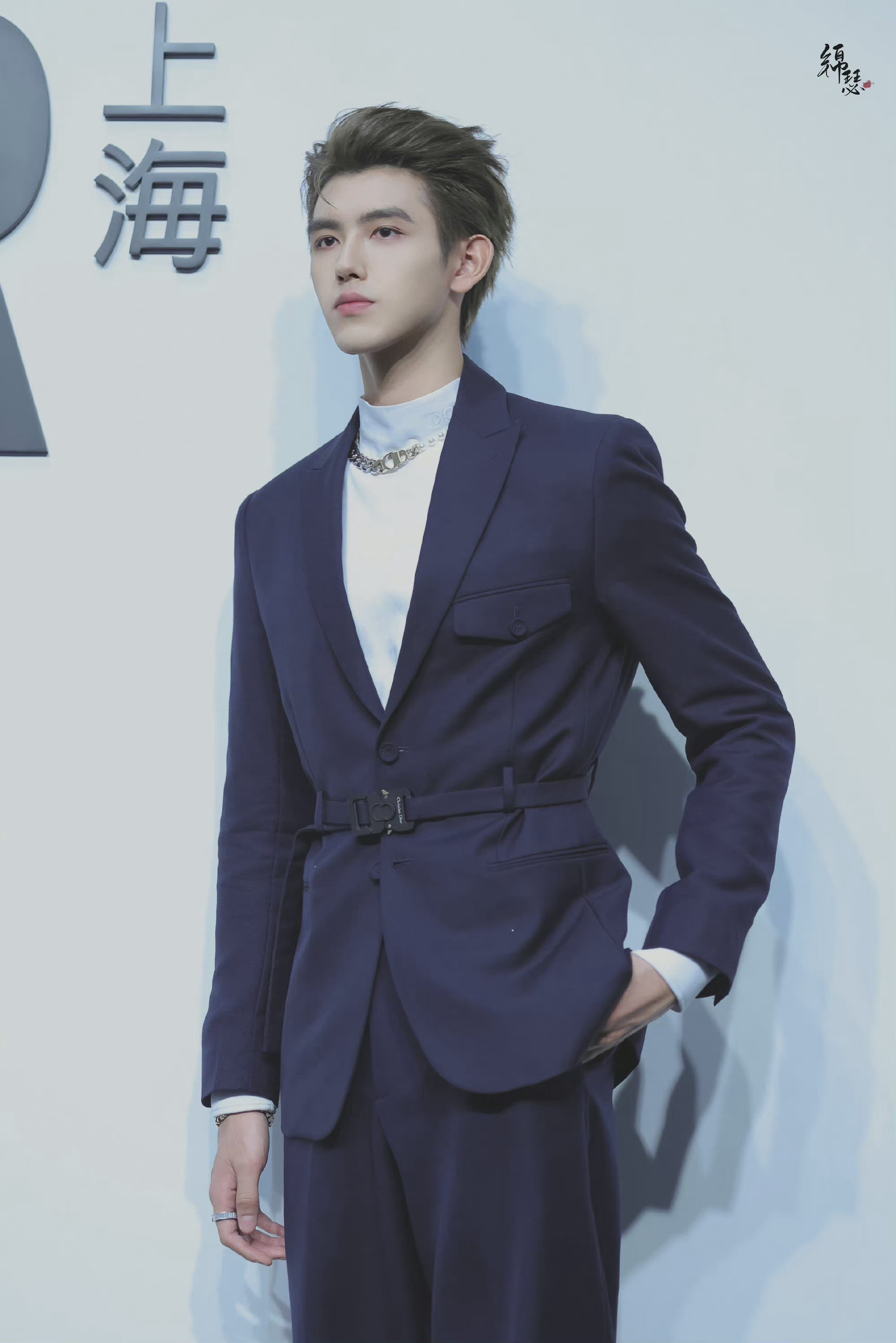 陈飞宇西装背头造型,成熟了好多啊,富家公子即视感……__财经头条