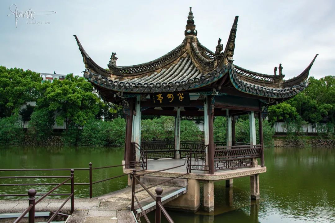 九曲桥连接起湖心亭与半勾亭，构成台州东湖最美的风景