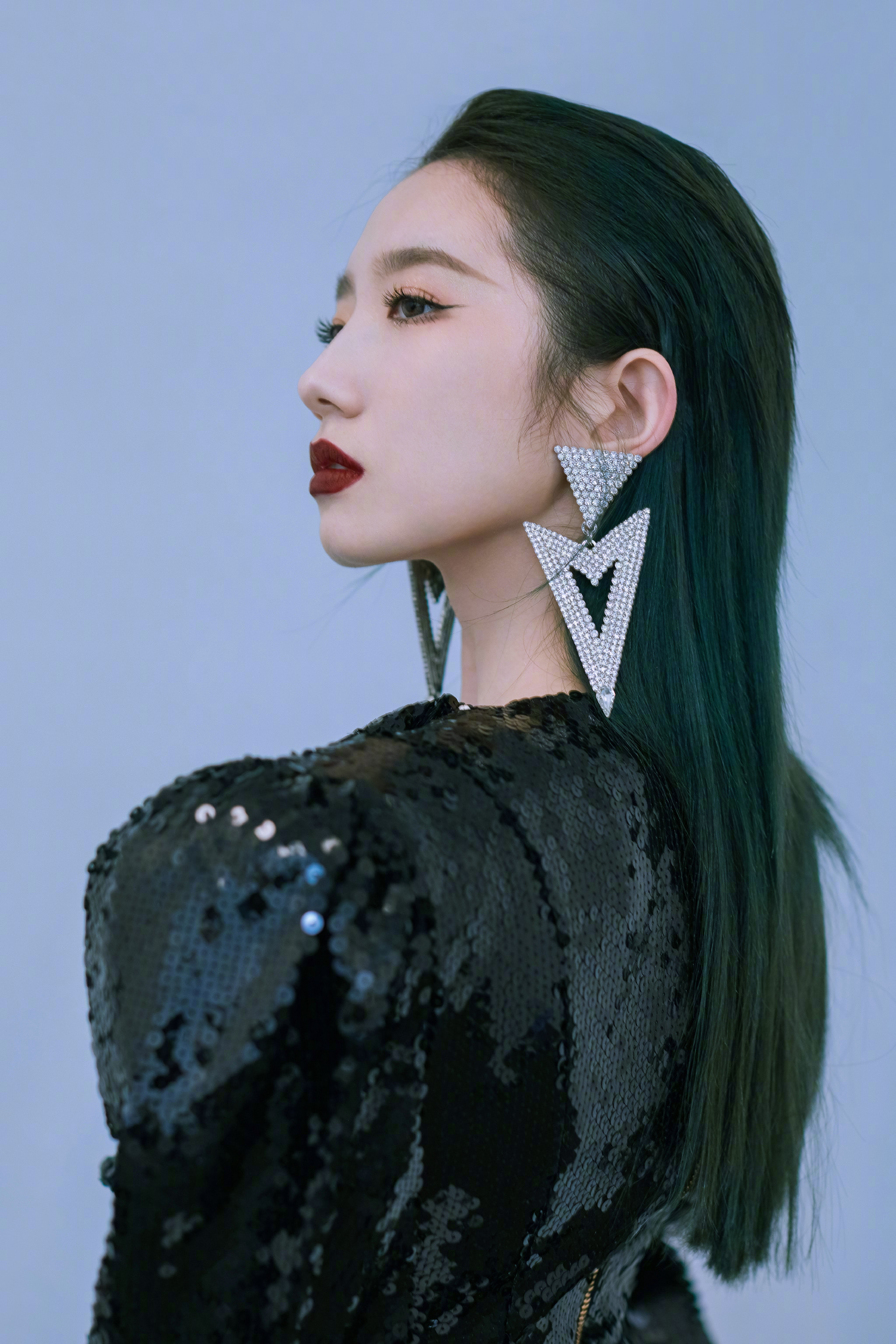 孟美岐黑色复古亮片小翘裙,背头长发,暗红烈焰唇色