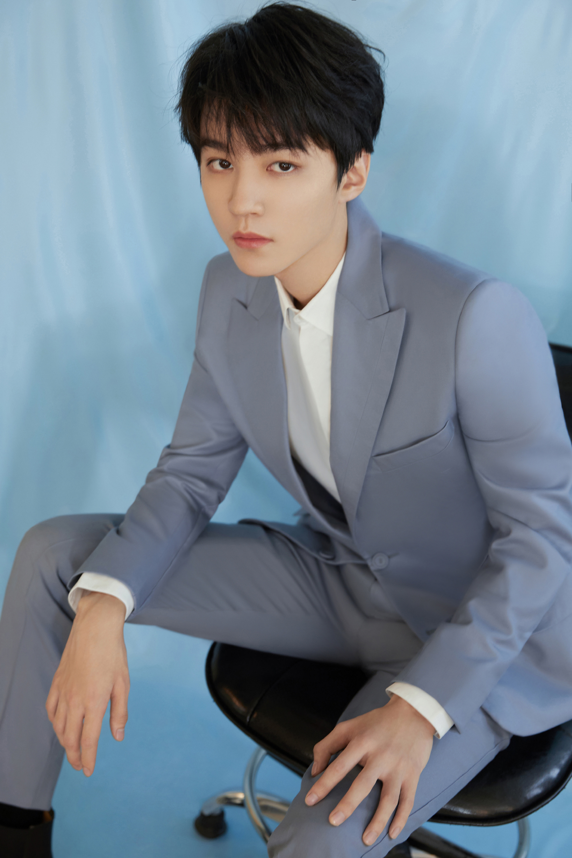 王俊凯校服造型路透蓝白校服少年感满满顺毛也很乖太帅了