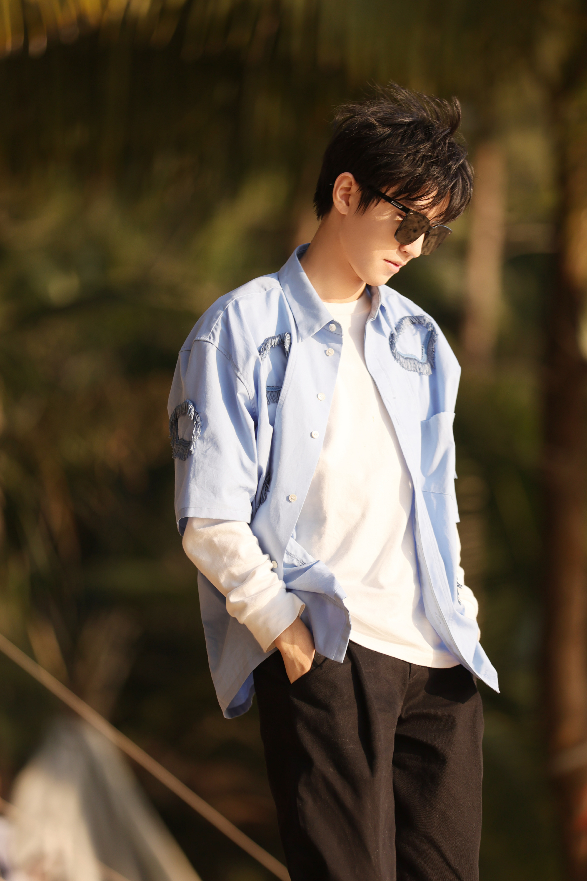 王俊凯校服造型路透蓝白校服少年感满满顺毛也很乖太帅了