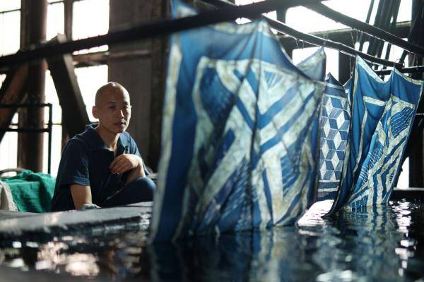 沉浸在蜡染世界里的"小裁缝"|蜡染|成昊|丹寨县_新浪新闻