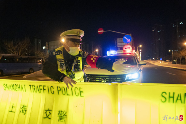 警方封闭各区交界路口，4月1日3时起，上海浦西地区实施封控，开展核酸筛查休闲区蓝鸢梦想 - Www.slyday.coM