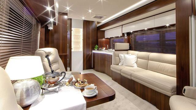 170万美元房车什么样子?自带车库,内饰堪比豪华酒店