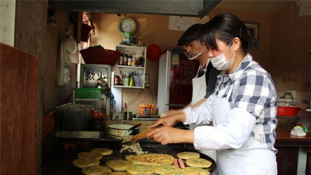 夫妻街头卖“良心”小吃,2元一个生意火爆,食客:要提前预定!|小吃|食客|火烧|良心|夫妻_新浪新闻