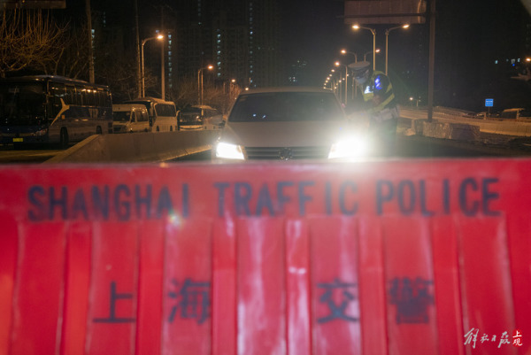 警方封闭各区交界路口，4月1日3时起，上海浦西地区实施封控，开展核酸筛查休闲区蓝鸢梦想 - Www.slyday.coM
