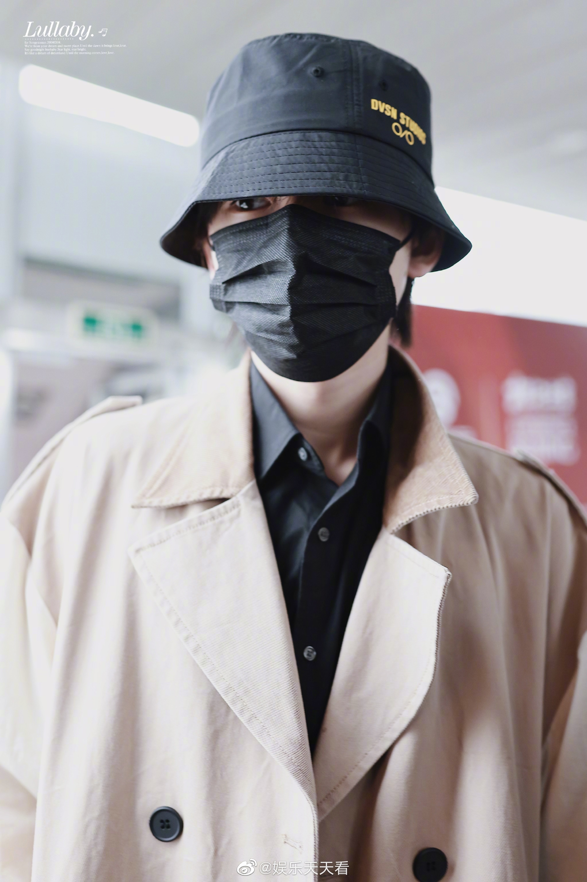 宋亚轩杭州 北京机场饭拍~ 黑色渔夫帽 卡其色风衣,气场全开……_高清