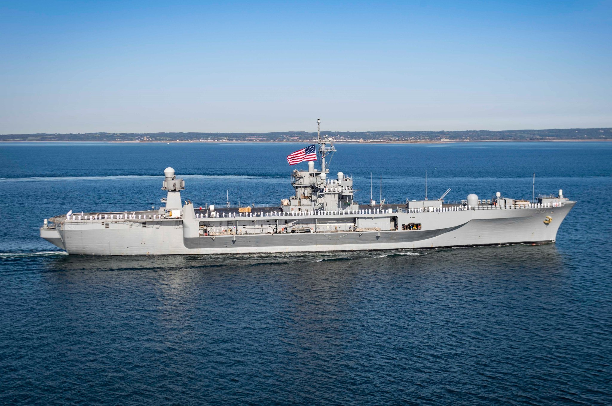 美国海军两栖指挥舰"惠特尼山"号两栖指挥舰属于蓝桥级两栖指挥舰