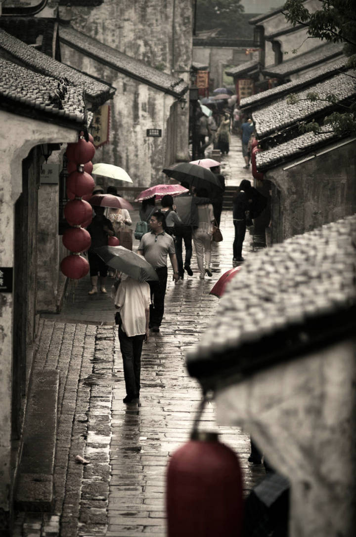 倚楼听风雨,淡看江湖路.