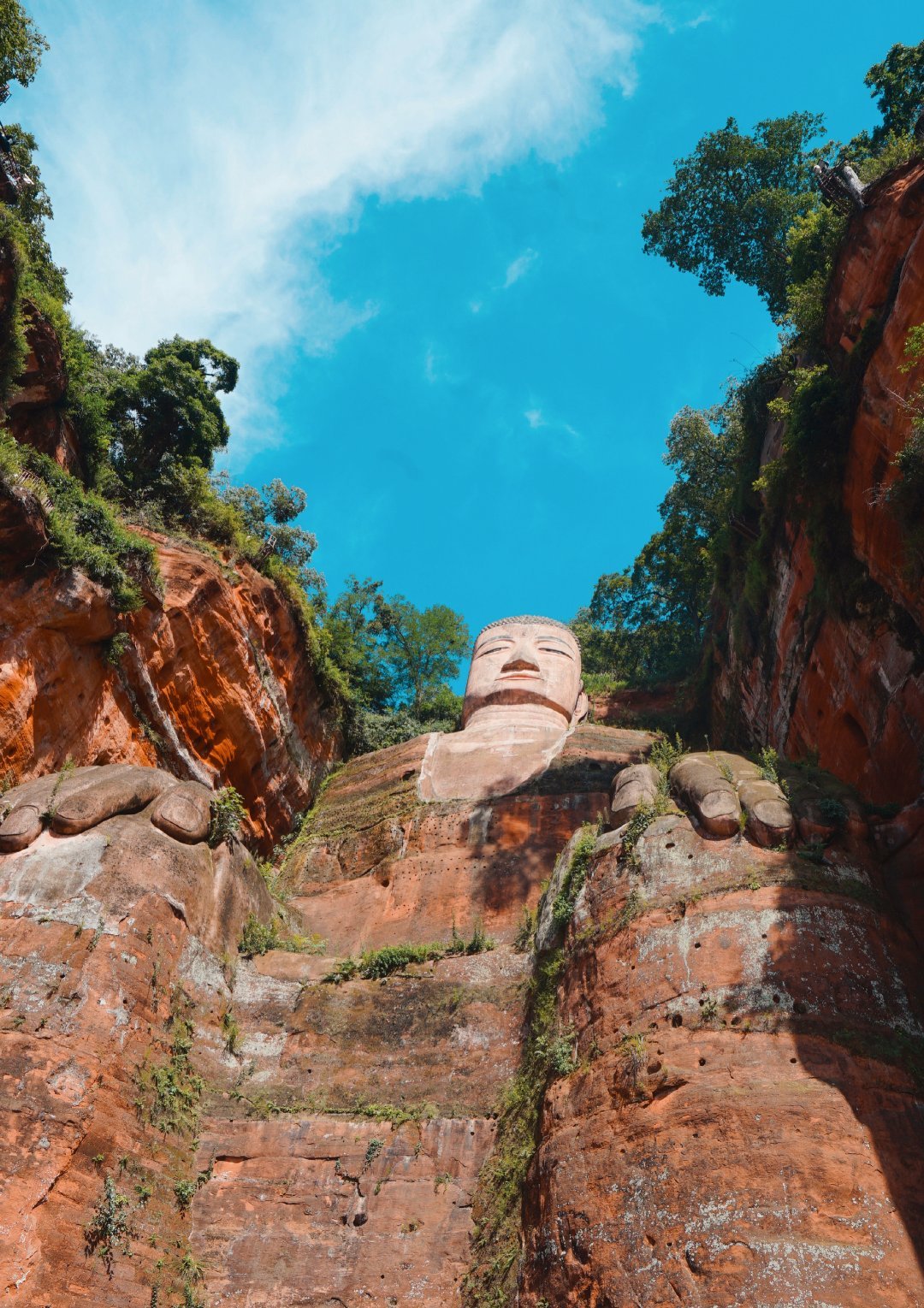 乐山大佛位于乐山市,濒大渡河,青衣江和岷江三江汇流处