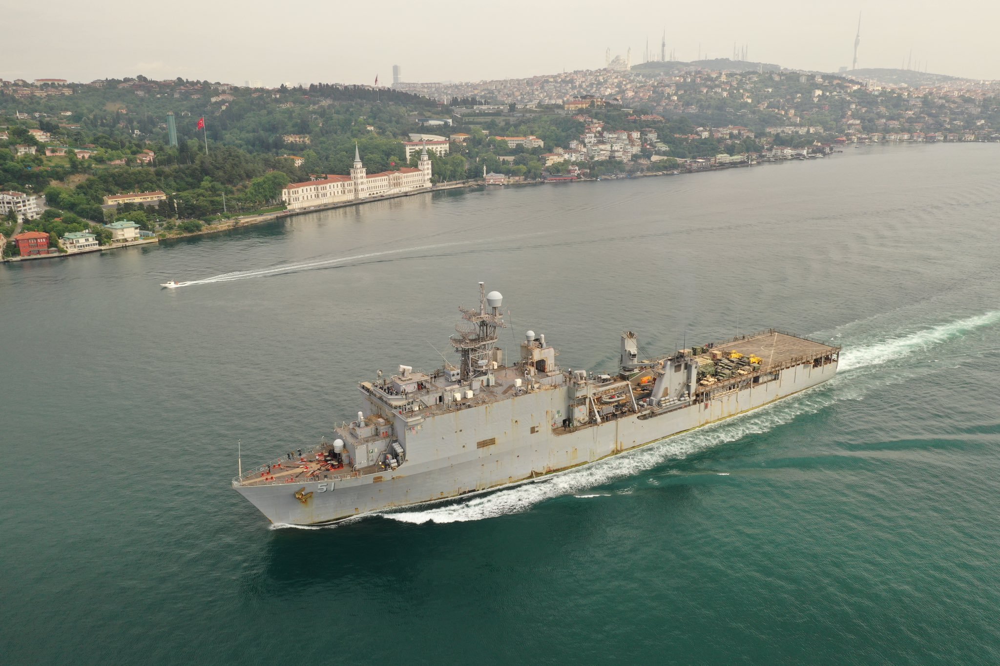 美国海军橡树山号船坞登陆舰(lpd-51),再次驶入黑海