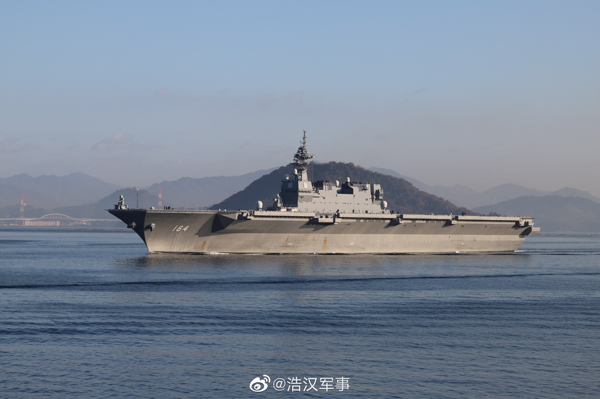 行驶在濑户内海的日本海上自卫队"加贺"号准航母及"村雨"号护