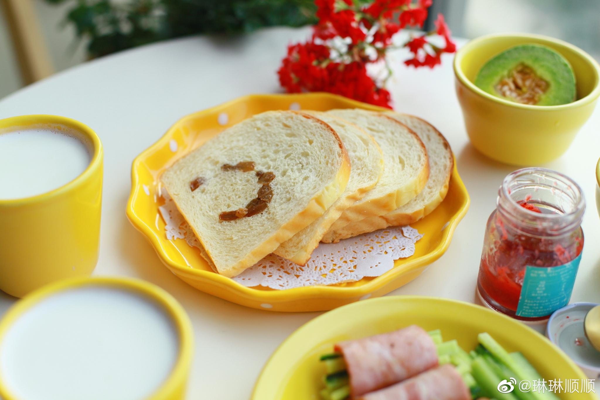 早安早餐!葡萄干吐司面包,培根黄瓜卷,瓜,牛奶