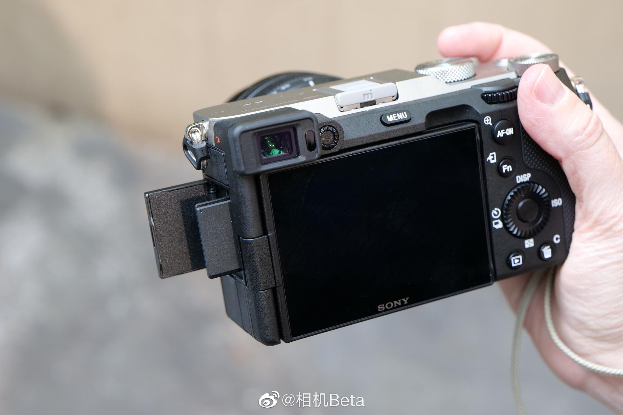 索尼全新a7c 全画幅微单相机上手图,这个取景器总觉得有点别扭__财经