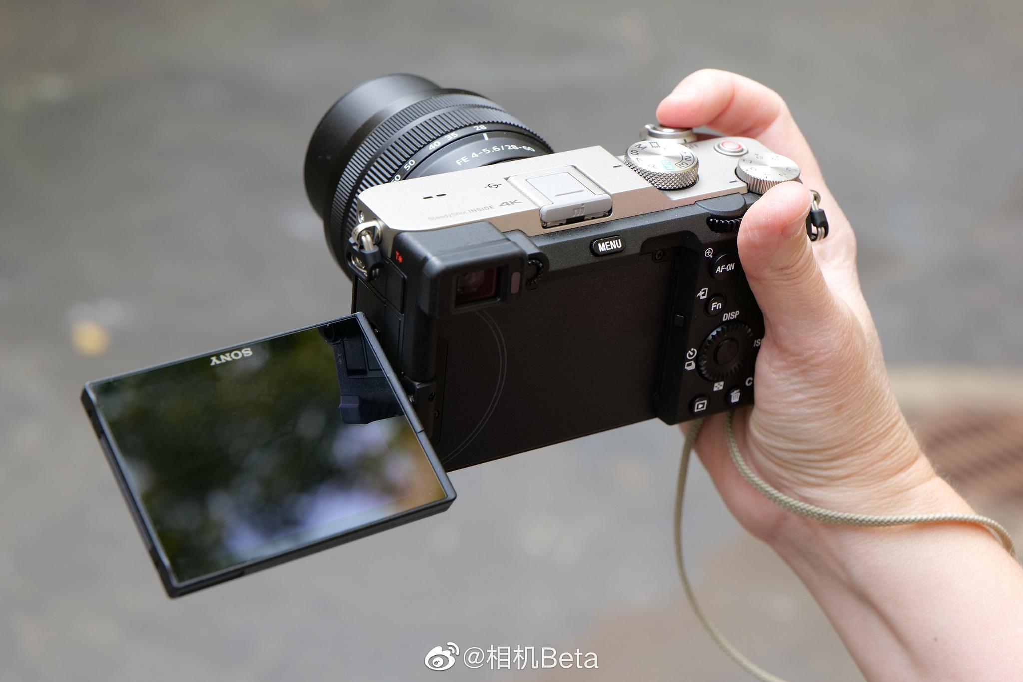 索尼全新a7c 全画幅微单相机上手图,这个取景器总觉得有点别扭__财经