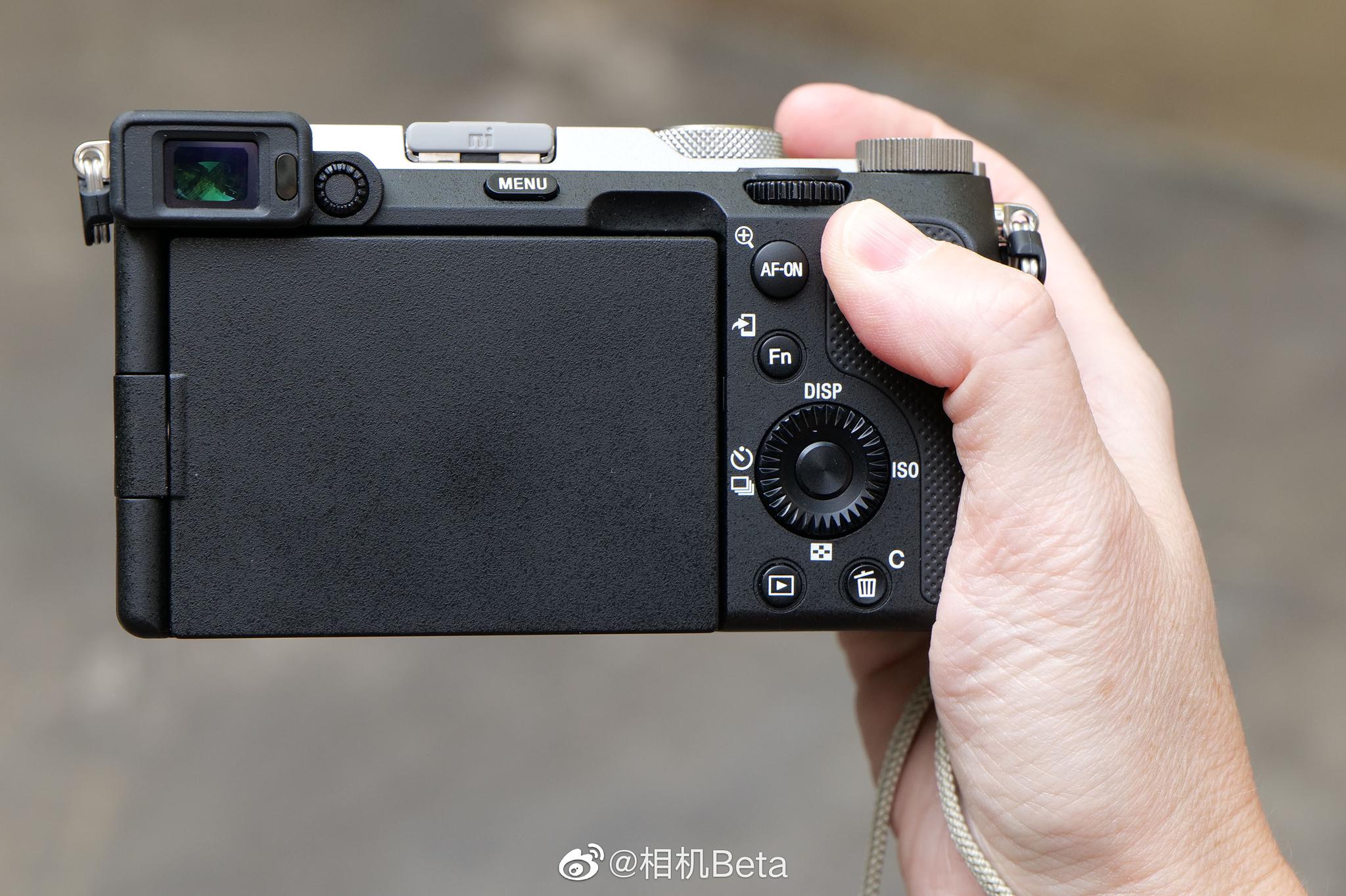 索尼全新a7c全画幅微单相机上手图这个取景器总觉得有点别扭