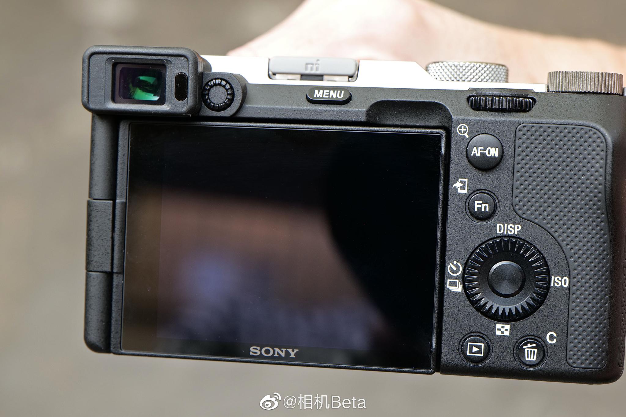 索尼全新a7c全画幅微单相机上手图这个取景器总觉得有点别扭