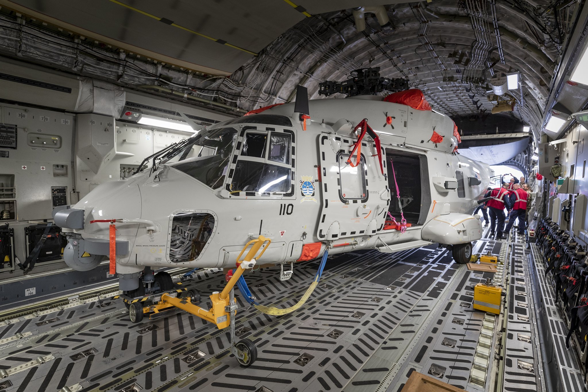 军检完成后,飞机处于铅封状态,等待用户进行接装和转场.