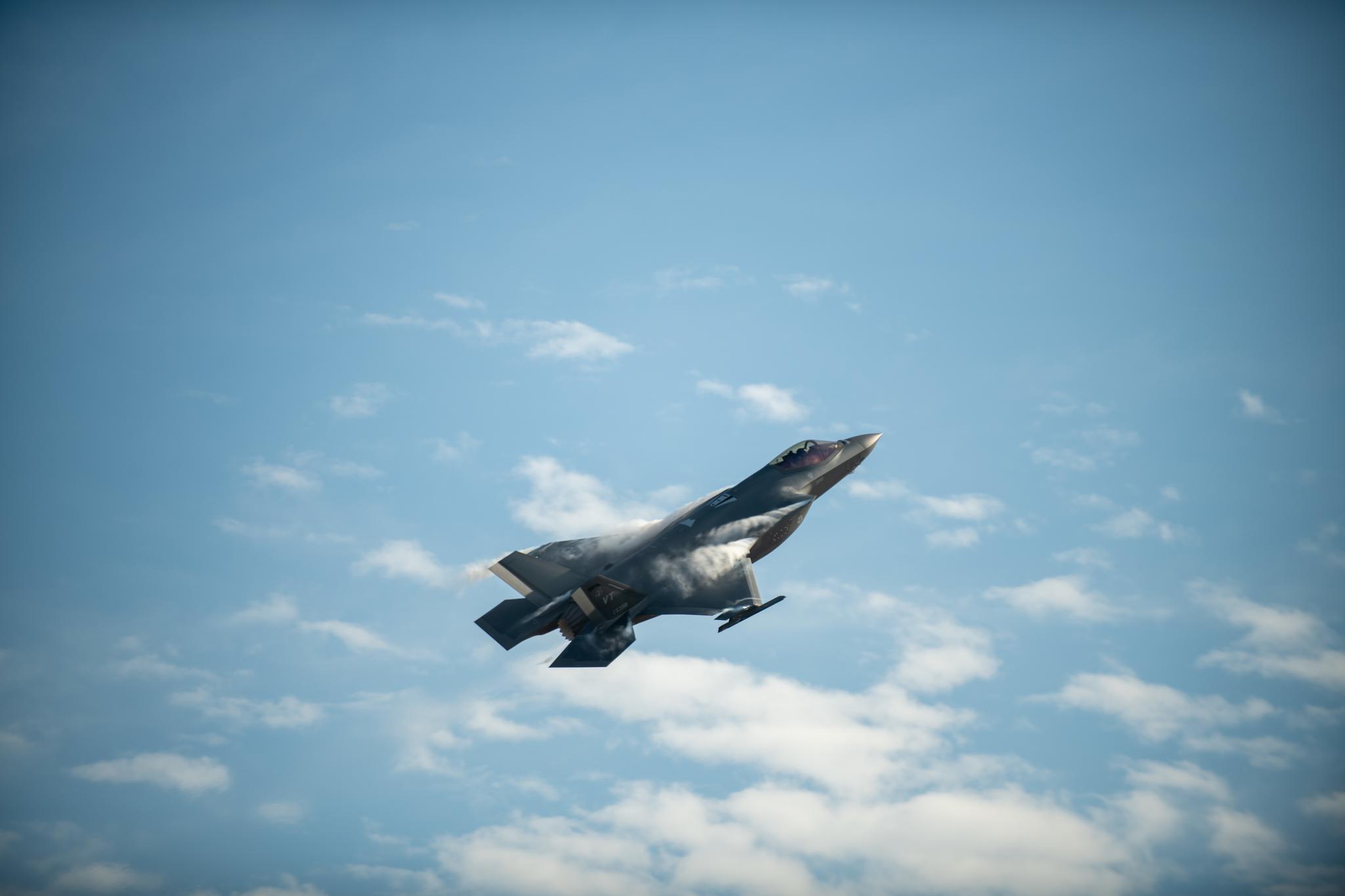 空中战机呼啸,地面保障紧张有序