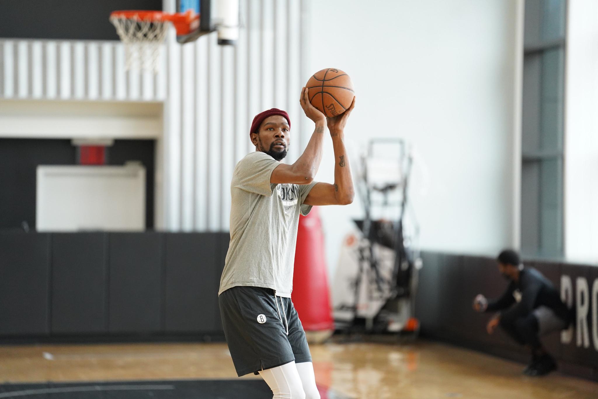 晋级概率65%!篮网备战雄鹿训练照出炉:杜兰特戴小红帽欧文大笑