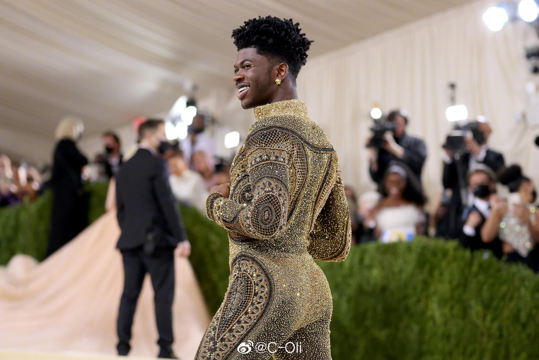 搞怪小天王lilnasx在metgala红毯上完成三次变装