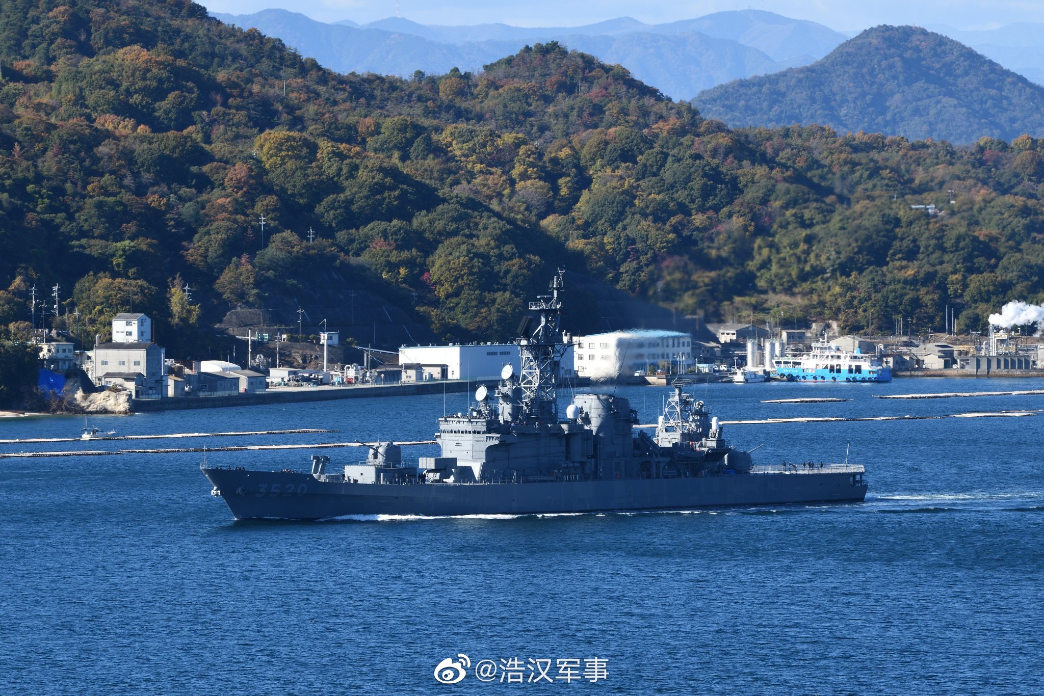 日本海上自卫队"旗风"号训练舰逆光航行照