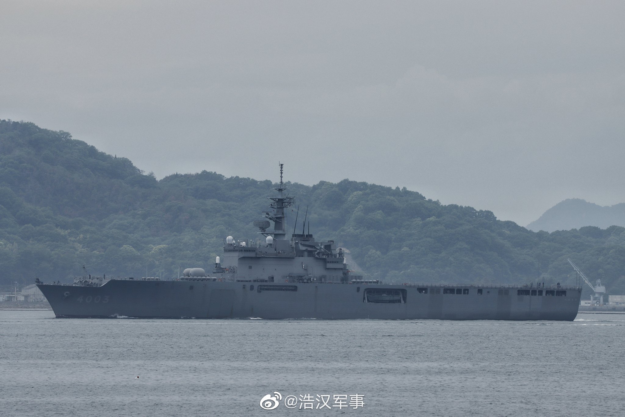 驶回吴港的日本海上自卫队大隅级运输舰“国东”号__财经头条
