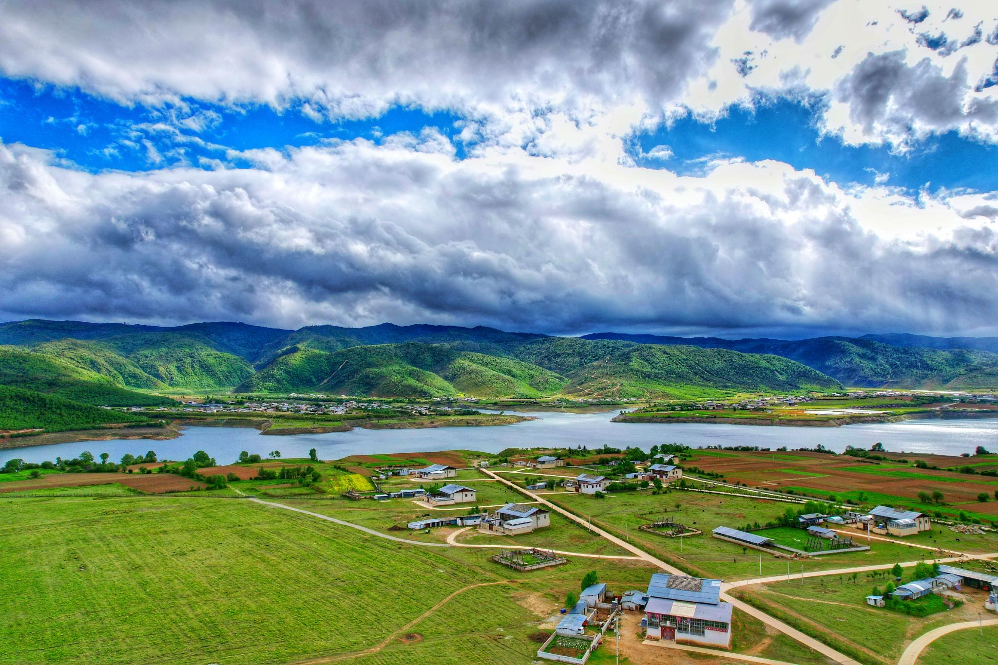 迪庆之旅第2天.这是昨天下午航拍的香格里拉小中甸