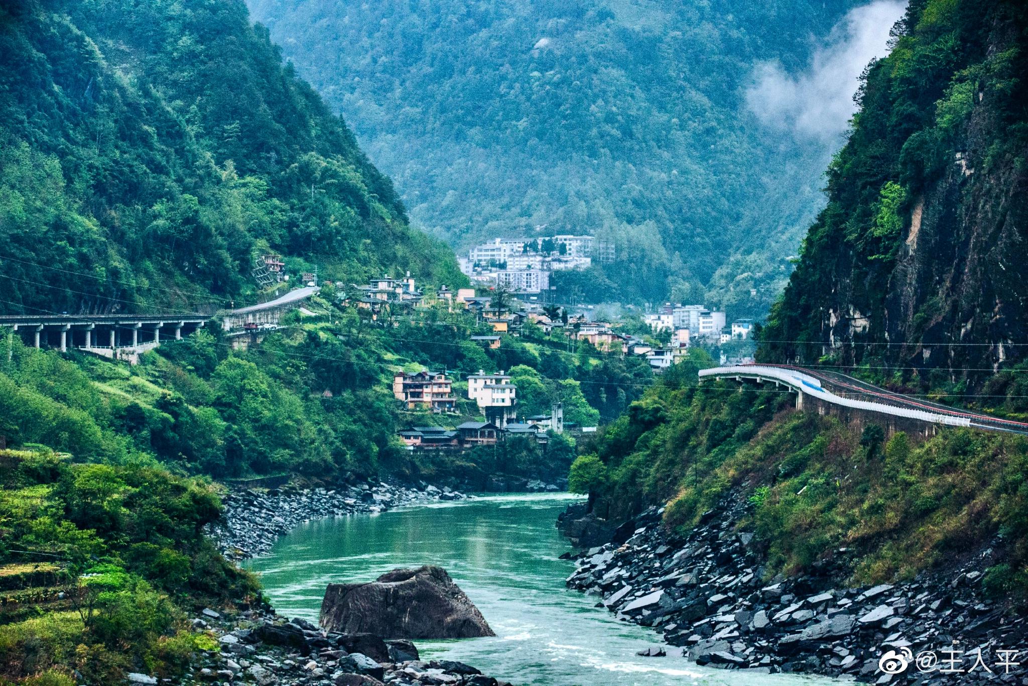 贡山独龙族怒族自治县，地处滇西北怒江大峡谷北段，有三江明珠……