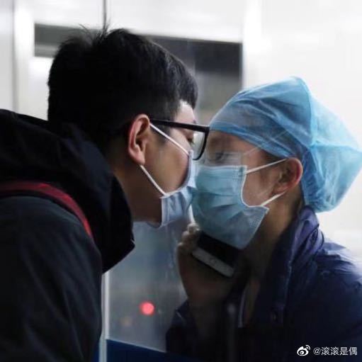 还记得浙大四院美小护为了抗击疫情隔玻璃窗亲吻的情侣吗